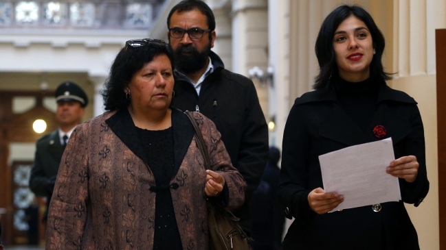 Caso CEMA: Diputados del PC presentaron querella contra Lucia Hiriart