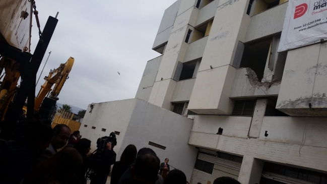 Comenzó demolición de torre antigua del Hospital de Coquimbo