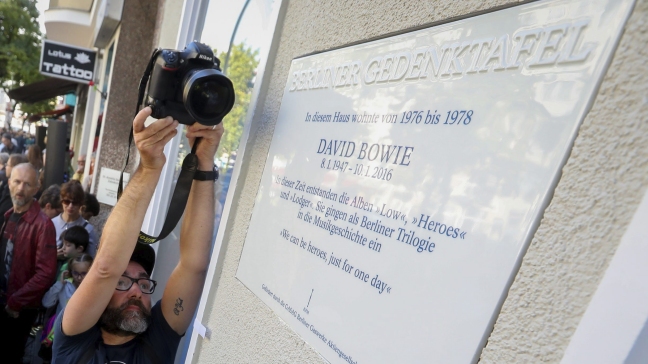 Berlín descubre placa en memoria de Bowie en edificio donde residió artista