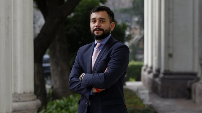 Vocero del Movilh demandó al Estado por despido desde Bienes Nacionales