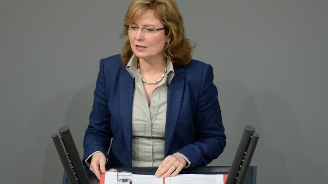 Diputada alemana que inventó su currículum deja su escaño y su militancia