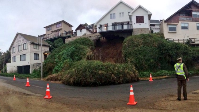 Concón: Derrumbe dejó la terraza de una casa en el aire