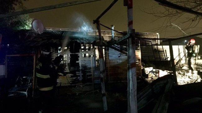 Incendio en Puente Alto amenazó con propagarse a depósito del Transantiago