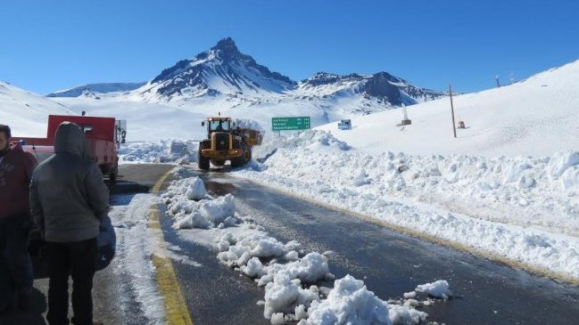 Rodado de rocas mantiene cerrado el Paso Pehuenche en el Maule