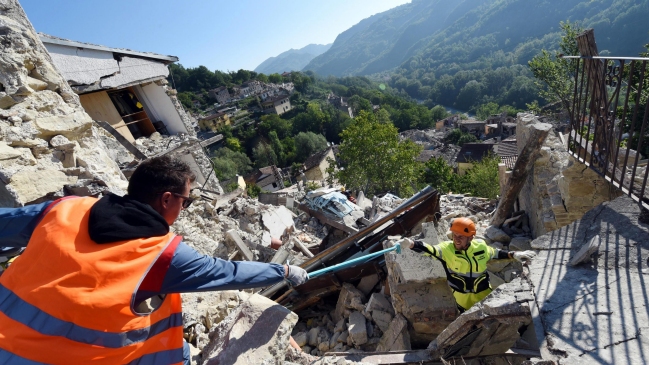A 267 subieron los fallecidos por devastador terremoto en Italia