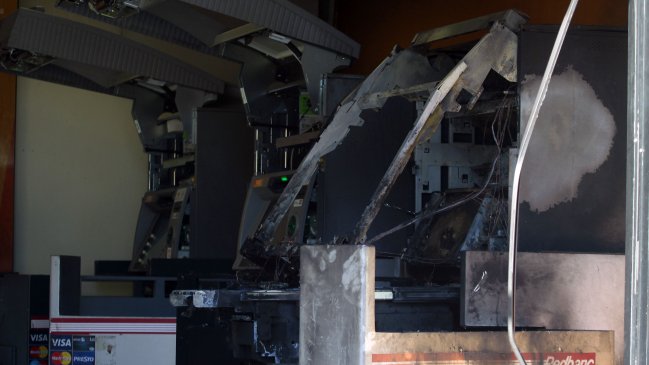 Sujetos realizaron violento asalto: Detonaron dos cajeros automáticos en supermercado