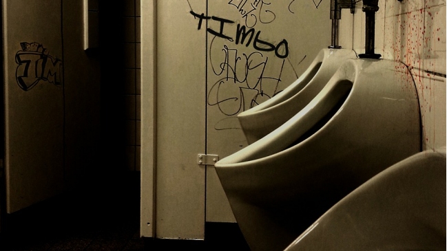 Director de un colegio británico fue condenado por filmar a alumnos en el baño