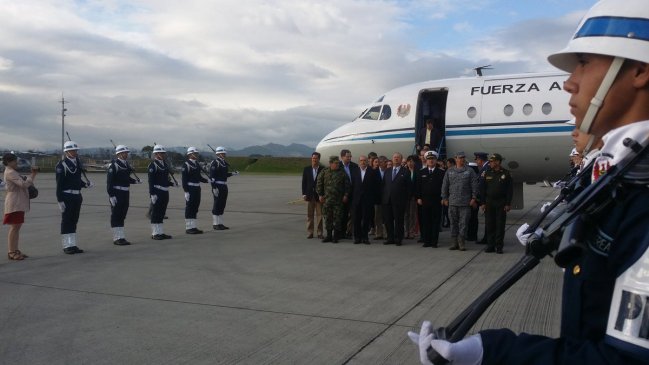 Negociadores de paz colombianos son recibidos en Bogotá tras acuerdo con las FARC