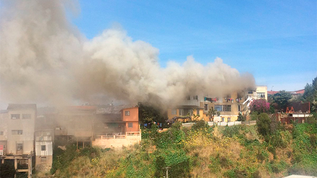 Incendio dejó 20 personas damnificadas en el Cerro Mesilla de Valparaíso