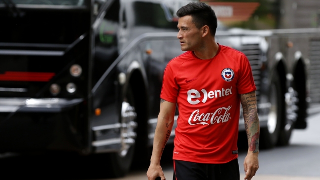 Charles Aránguiz sufrió sólo una contusión y podrá sumarse a la selección