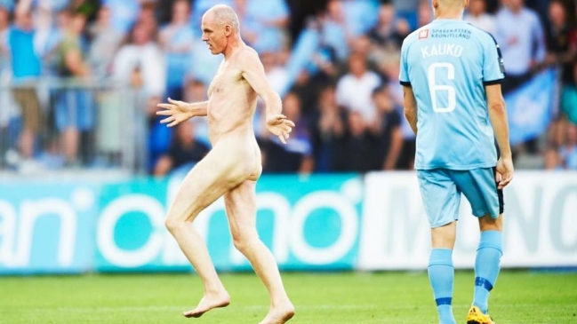 Ex seleccionado danés invadió desnudo la cancha en un partido de primera división