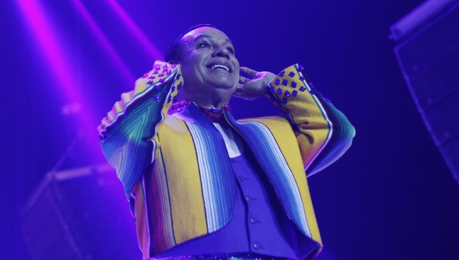 Fanáticos en distintos lugares despiden a Juan Gabriel