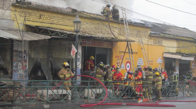 Incendio consumió 14 locales comerciales en Talca