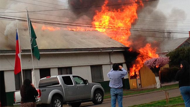 Investigan posible falla eléctrica en incendio que afectó a casa y retén de Quepe