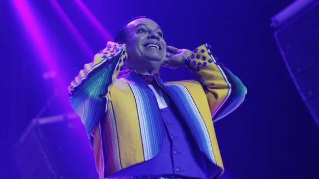 Fanáticos en distintos lugares despiden a Juan Gabriel