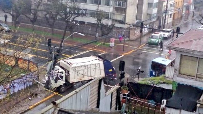 Colisión entre camión de basura y taxibus dejó una persona fallecida en Concepción