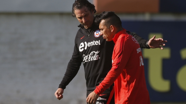 Chile entrena y viaja a Asunción para enfrentar a Paraguay