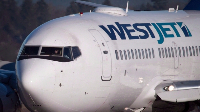 Pasajeros de un avión retuvieron a individuo que quería saltar en pleno vuelo