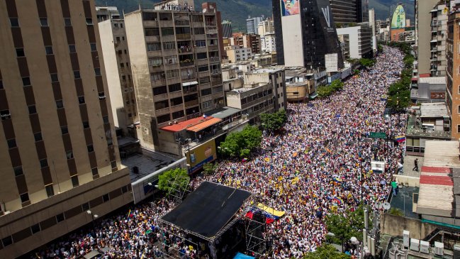 Oposición venezolana anunció nuevas protestas tras multitudinaria 