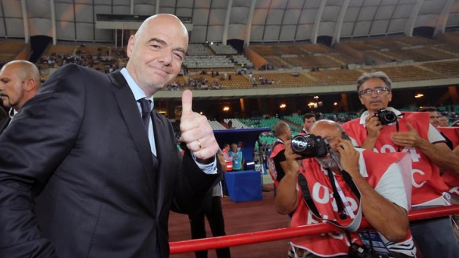 Gianni Infantino supervisó el debut de los arbitros asistentes de video en Europa