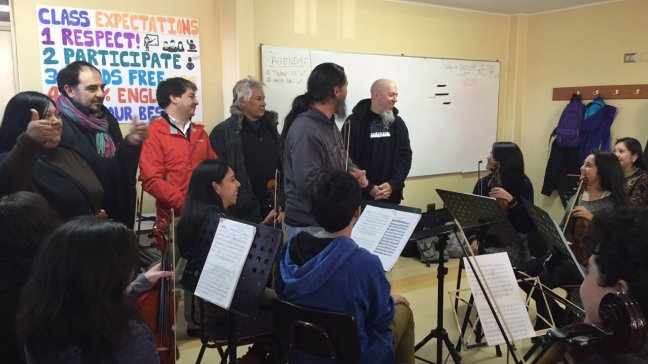 Tecladista de Dream Theater visitó a alumnos de colegio municipal de Valdivia
