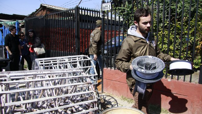 Descubren fábrica de hilo curado al interior de una vivienda en Pudahuel