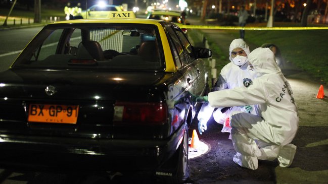 Sujeto disparó desde un taxi e hirió a tres personas que se trasladaban en otro vehículo