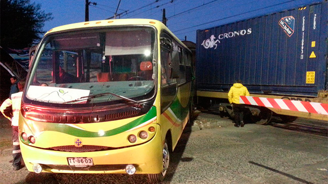 Un minibús chocó con un tren en cruce ferroviario de Curicó