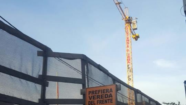 Manifestantes se tomaron grúa pluma de construcción en pleno centro de Concepción