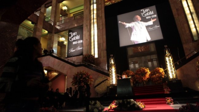 La familia de Juan Gabriel retirará las cenizas de Bellas Artes al atardecer