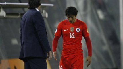   La tristeza de Matías Fernández tras abandonar la cancha en el duelo ante Bolivia 