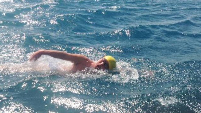  Nadador de 73 años cubrió el Estrecho de Tsugaru  