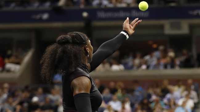 Serena Williams venció a la luchadora Simona Halep y accedió a semis en el US Open
