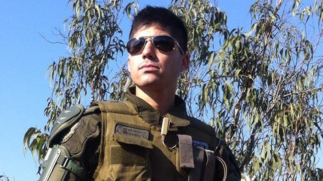 Carabinero armado se parapetó en el centro de Santiago