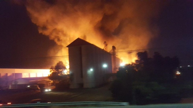 Incendio de gran magnitud afecta a los Silos de Romeral