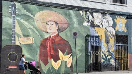 Pintor salvadoreño terminó su tercer mural sobre Juan Gabriel en Los Angeles