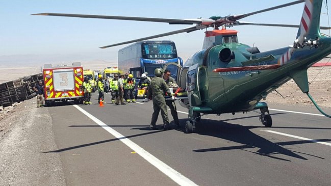 Volcamiento de bus entre Arica e Iquique deja un saldo de 2 heridos muy graves
