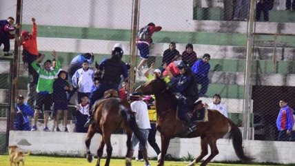 Hasta caballos de la policía ingresaron a batalla campal en el ascenso argentino