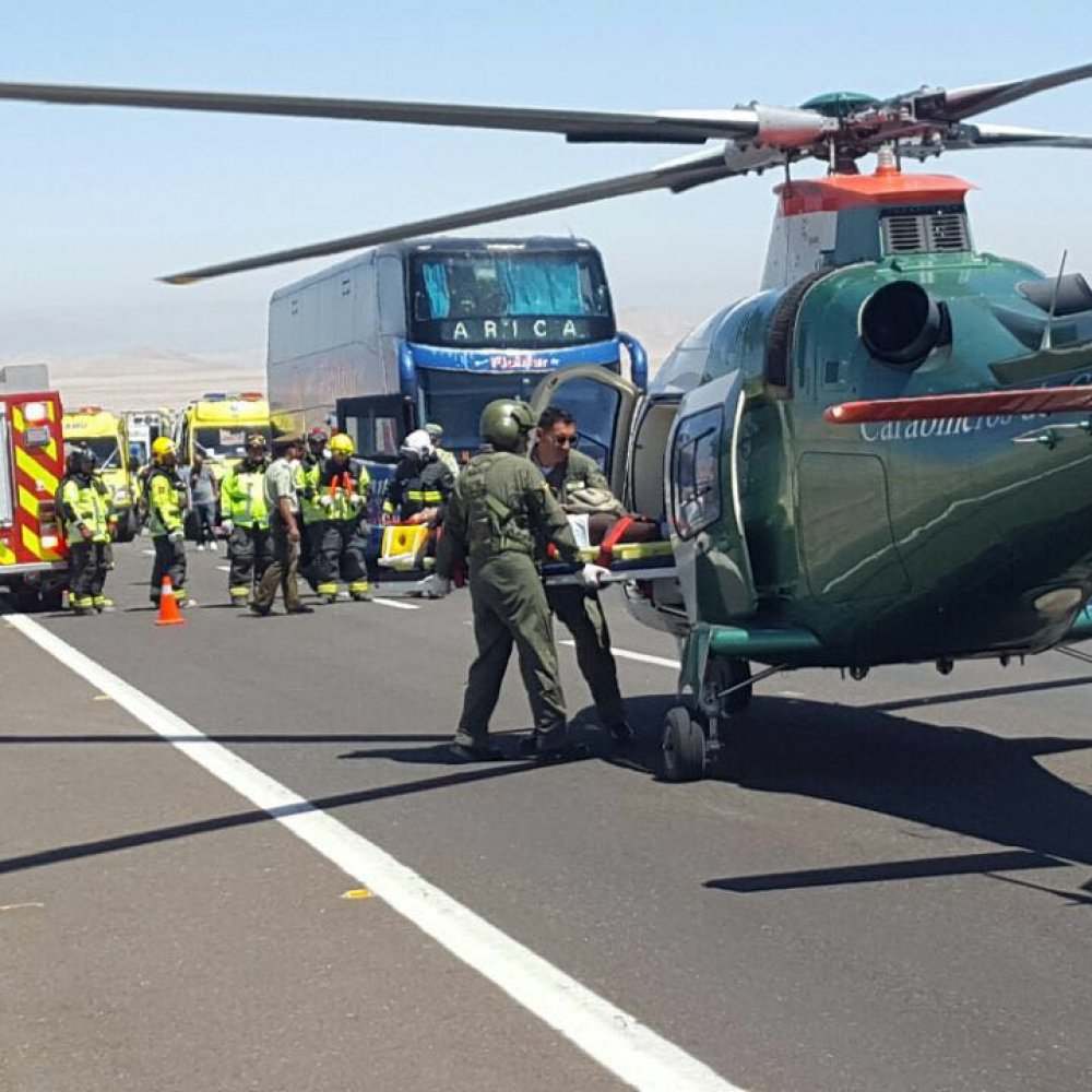 Volcamiento de bus entre Arica e Iquique deja un saldo de 2 heridos muy graves