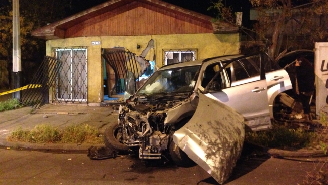Vehículo impactó contra el frontis de una casa en Lo Prado