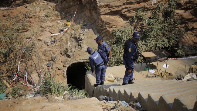 Mueren tres mineros en Sudáfrica tras varios días atrapados bajo tierra