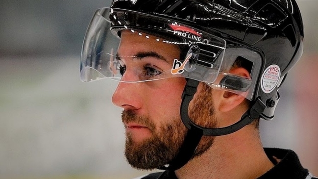  Arbitro de hockey hielo falleció por golpe de un disco  