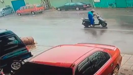   Motorista tuvo la mala idea de ir contra el viento durante el paso del tifón Meranti 