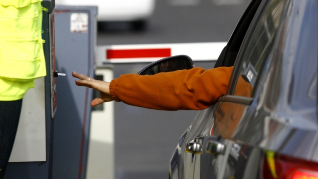 Diputado DC criticó a Céspedes por cobro de estacionamientos: Lobby lo puso de rodillas