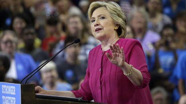 Clinton volvió a la campaña con ataques a Trump y promesa de 