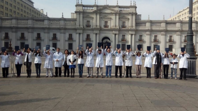 Médicos marcharon a La Moneda contra proyecto que despenaliza el aborto