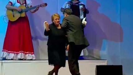Presidenta Bachelet inauguró las fondas con pie de cueca junto a viudo de Margot Loyola