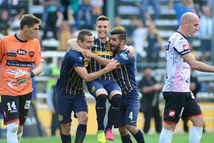 Gonzalo Espinoza fue expulsado en derrota de Patronato en la liga argentina