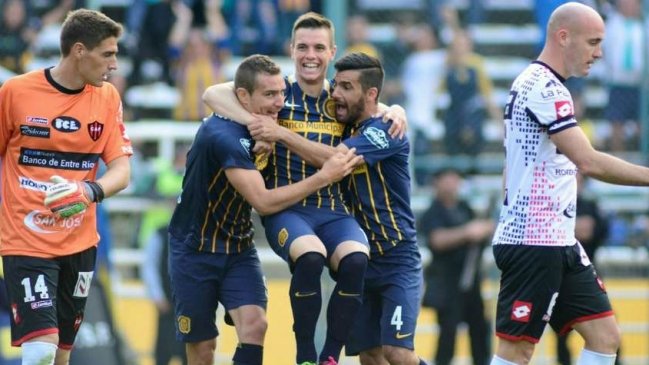 Gonzalo Espinoza fue expulsado en derrota de Patronato en la liga argentina