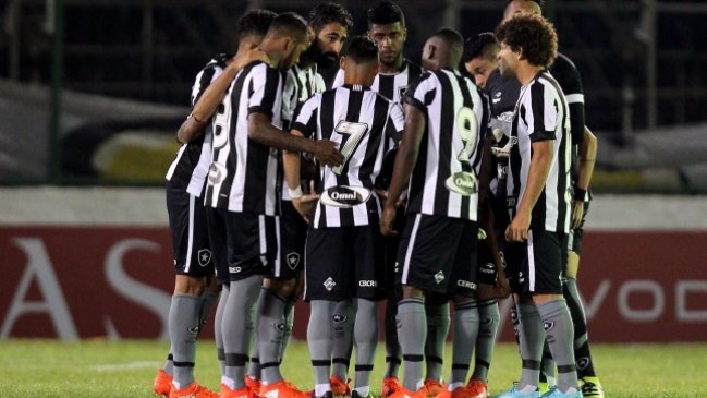 Botafogo venció a Vitoria con presencia de Gustavo Canales